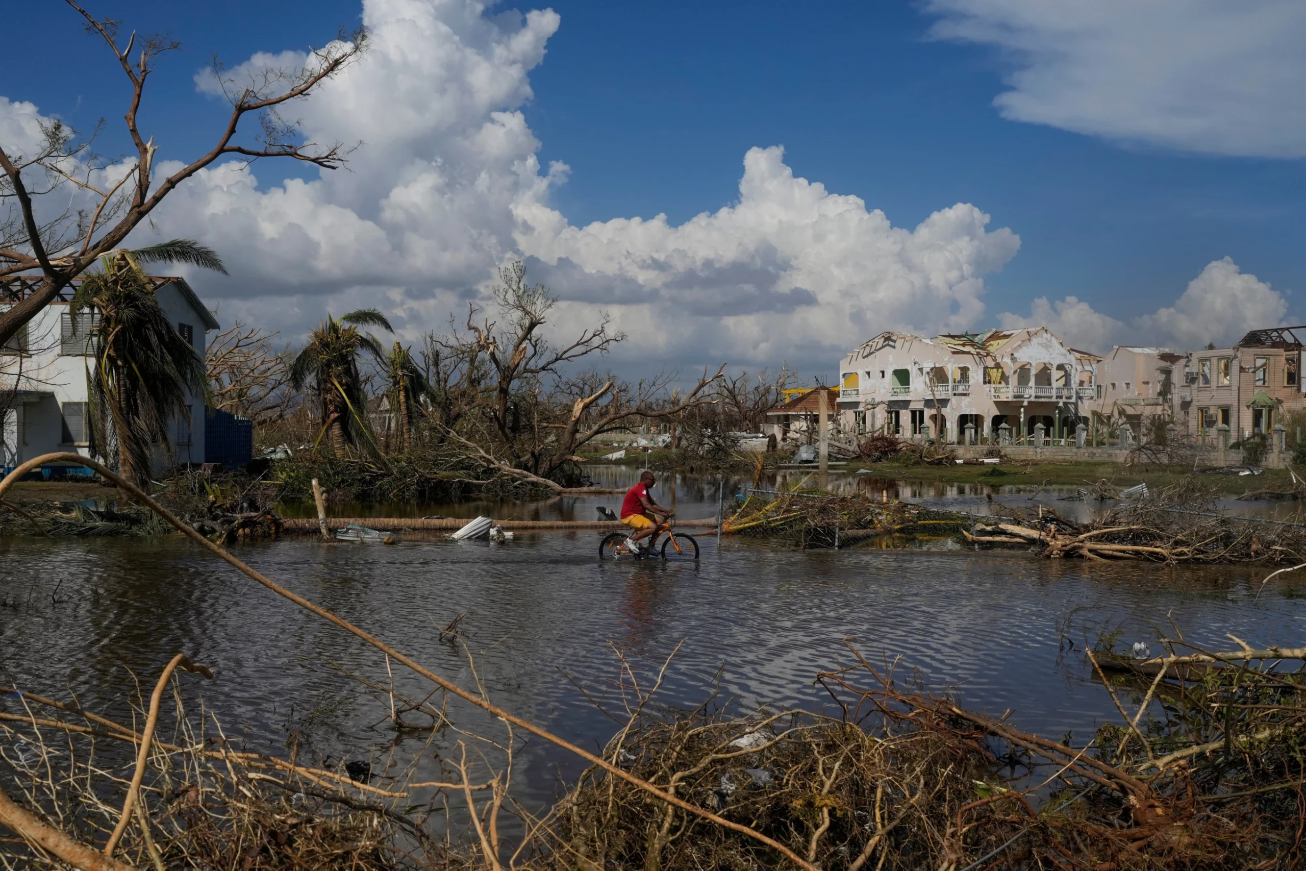 Huracán Melissa devastó calles en Jamaica. 