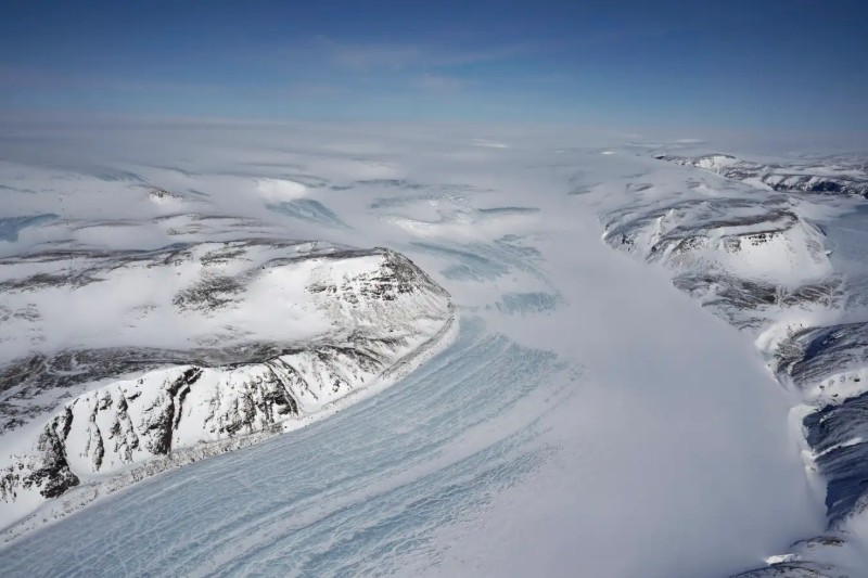 Domo gigante de hielo se derrite