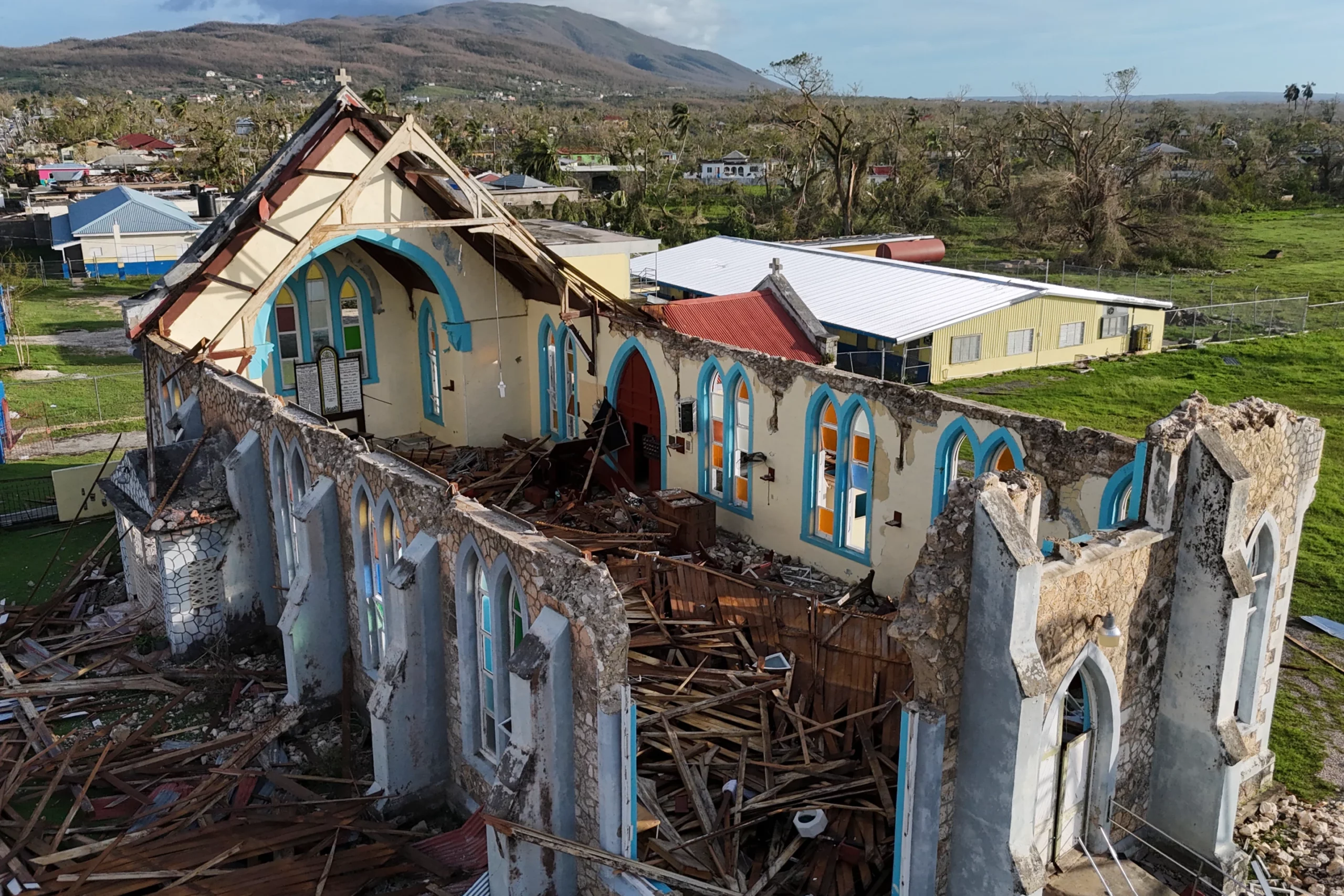 El paso del Huracán Melissa en 2025 causó graves daños en su paso por Jamaica, Haití y Cuba. - Foto Matias Delacroix/AP