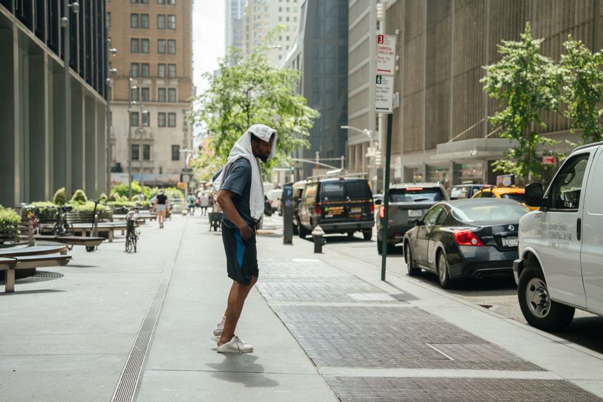 Muchas ciudades o tienen la capacidad o el espacio para adaptar espacios verdes que refresquen lo suficiente con las temperaturas actuales. - Foto Denisfilm/Getty