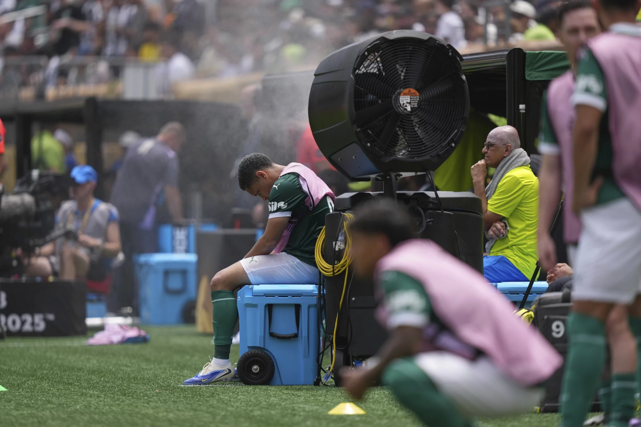 Tanto los jugadores como espectadores corren riesgo de padecer enfermedades por calor extremo. - Foto Matt Slocum/AP