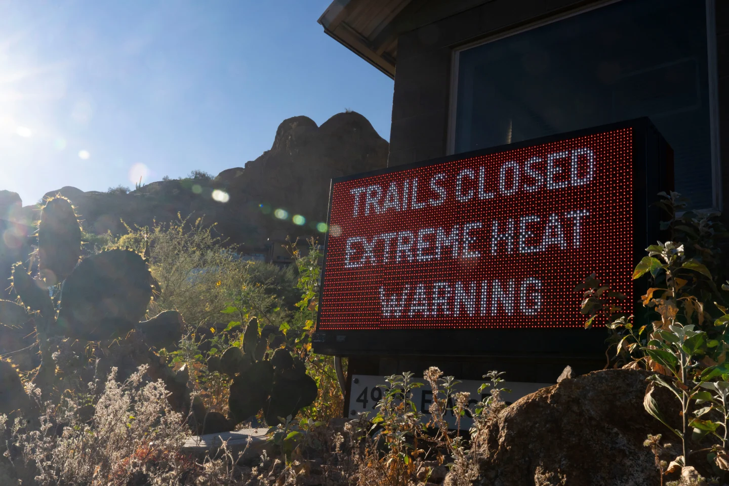 Cada vez es más común encontrar trayectos, calles o parques cerrados por calor extremo que puede ser grave para la salud. - Foto Rebecca Noble/AP