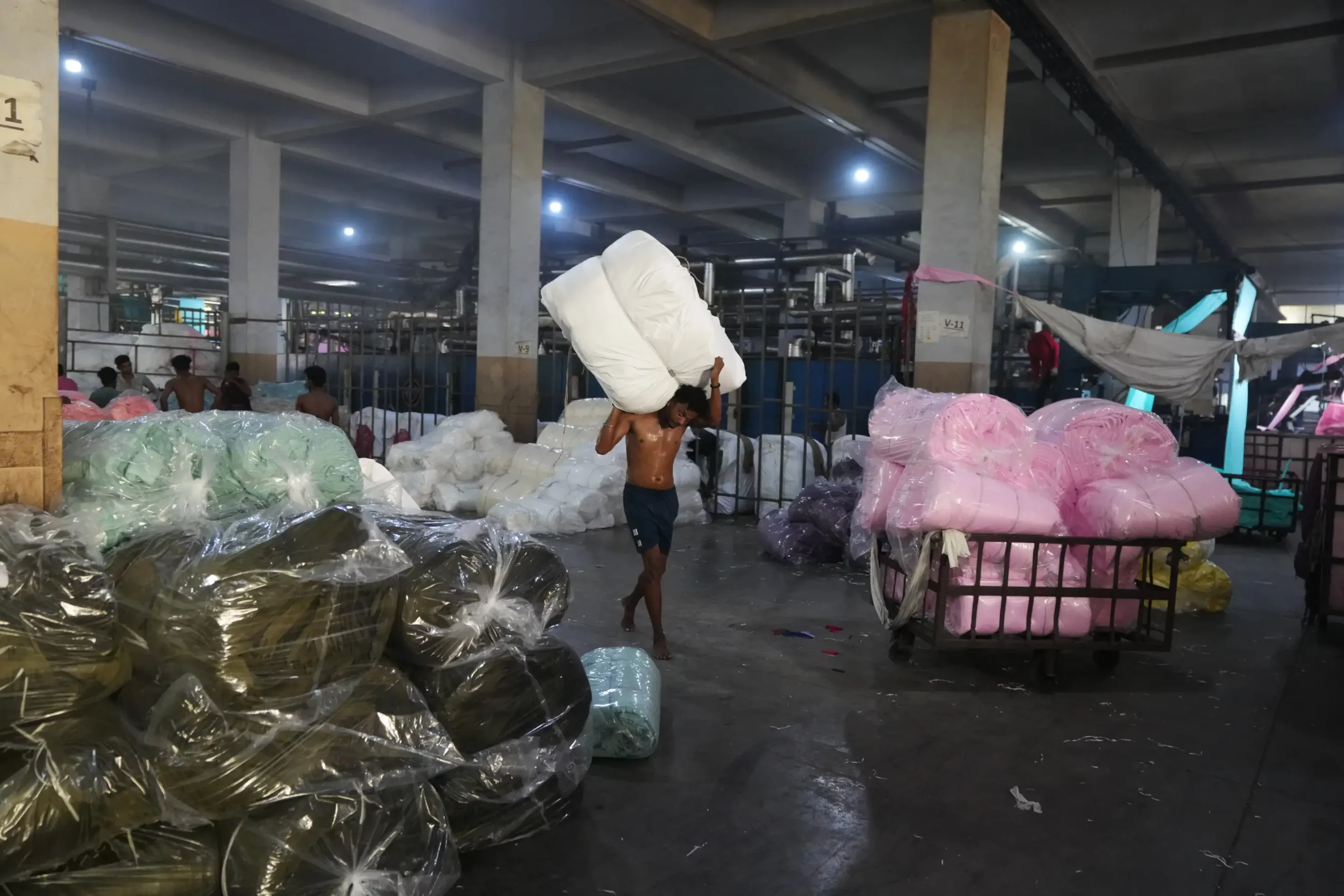 Los trabajadores luchan por adaptarse a las temperaturas internas mientras trabajan en horarios extendidos. - Foto Ajit Solanki/AP