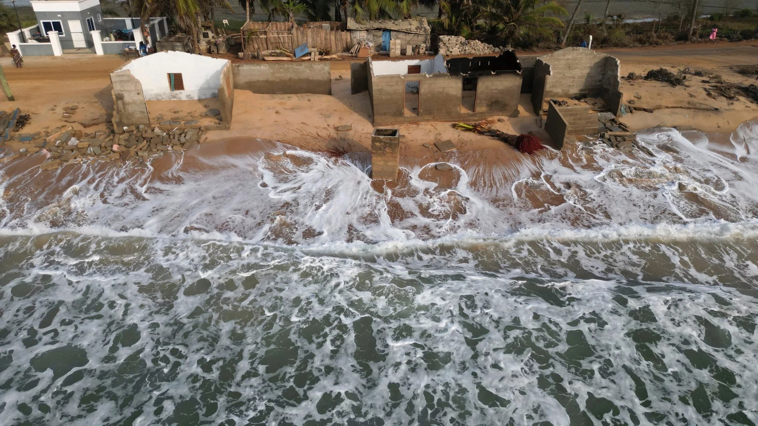 Las ciudades costeras corren más riesgo de perder sus hogares y negocios sin tener tiempo para adaptarse. - Foto Misper Apawu/AP