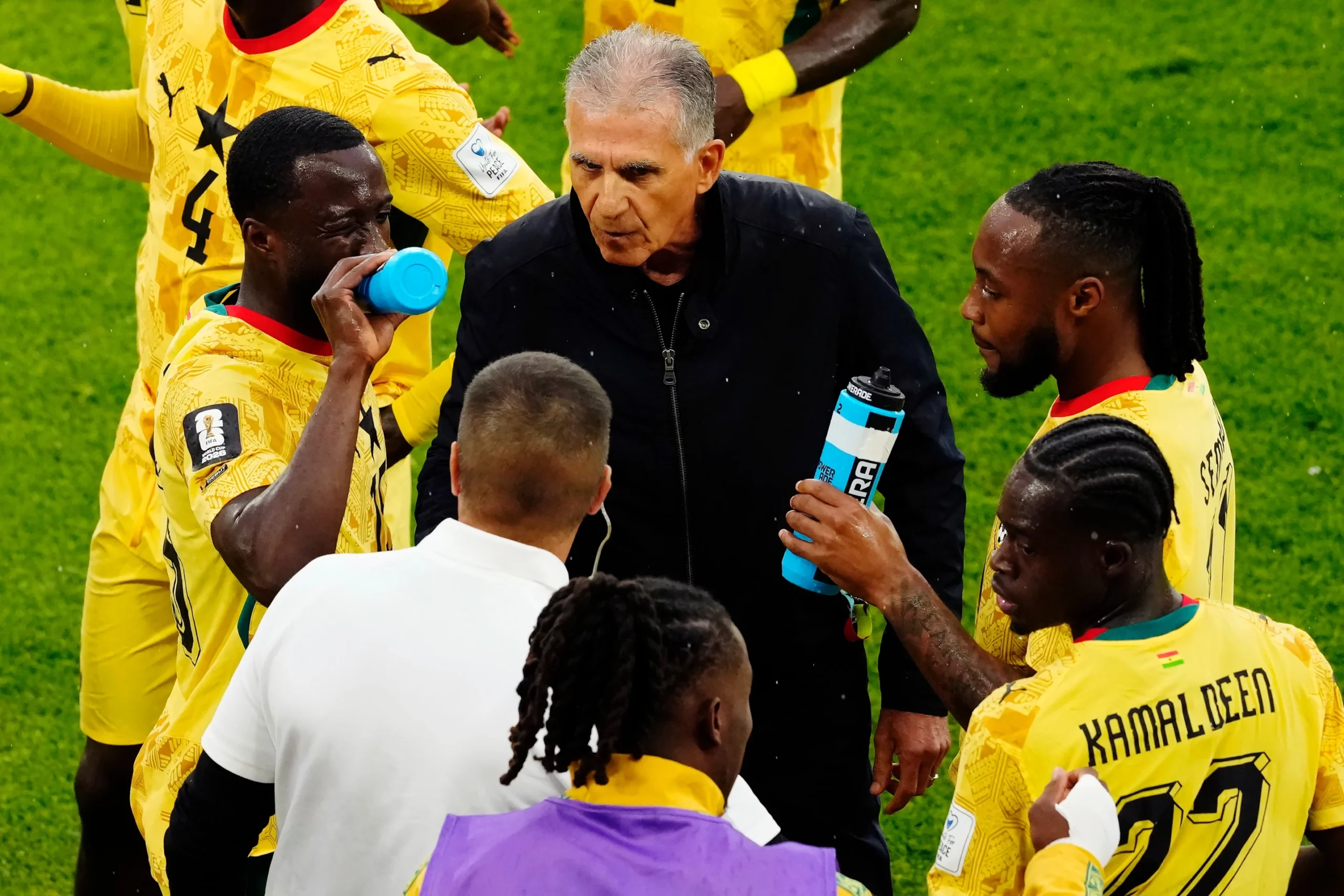 Técnicos han comentado que aprovechan estas pausas para dar instrucciones y correcciones rápidas a sus jugadores en medio del juego. - Foto The Canadian Press/AP