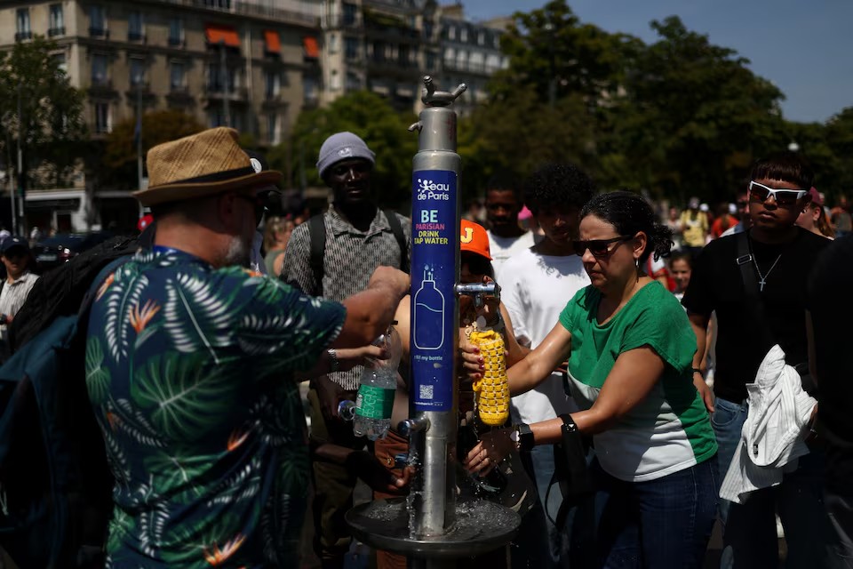 Tanto turistas como residentes han sufrido los efectos abrasadores en Francia. - Foto Tom Nicholson/Reuters