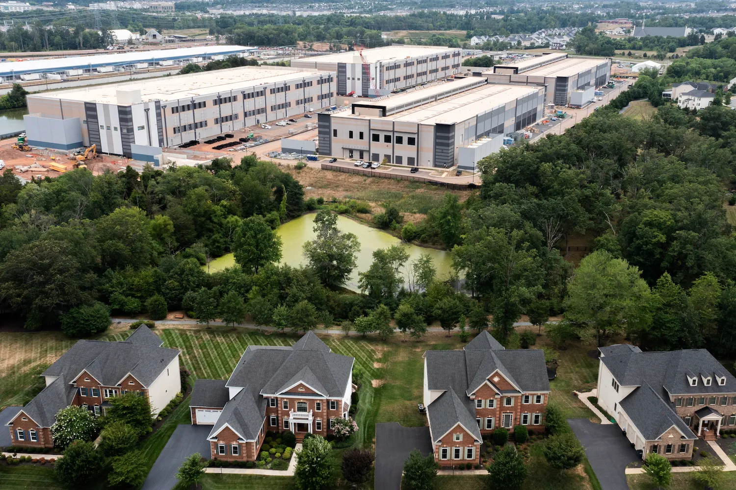 Centro de datos detrás de residenciales en Virginia, Estados Unidos. - Foto Nathan Howard/Getty Images