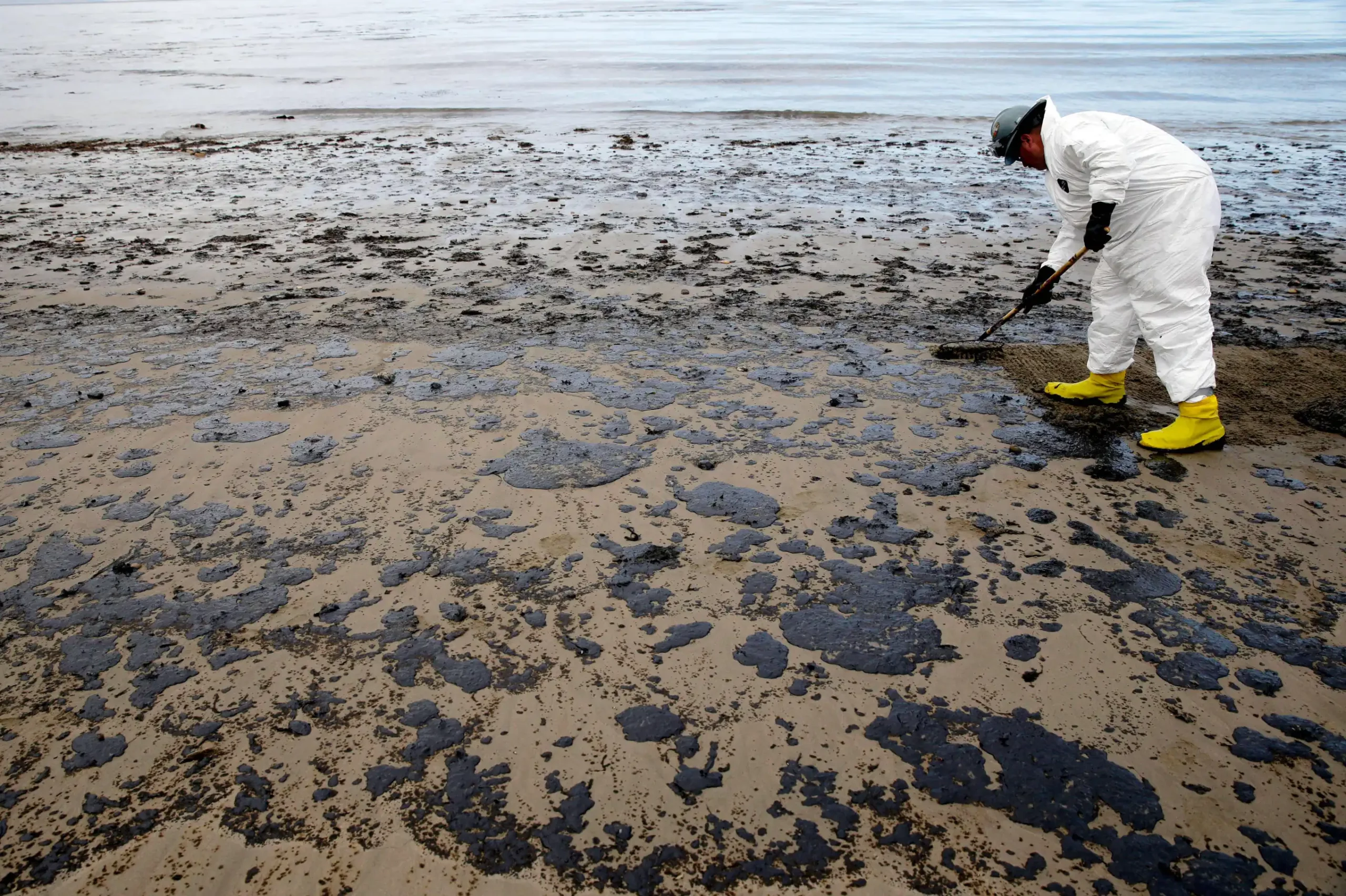 Además de contribuir con las emisiones de carbono, la extracción de petróleo pone en riesgo mares y costas de constantes derrames. - Foto Jae C. Hong/AP
