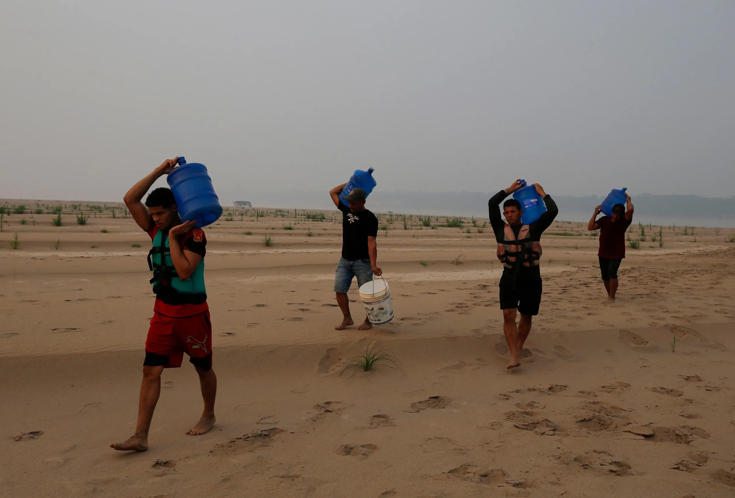 Comunidades más aisladas deben prepararse para la escasez de agua debido a la sequía. - Foto Edmar Barros/AP en la Amazonía.