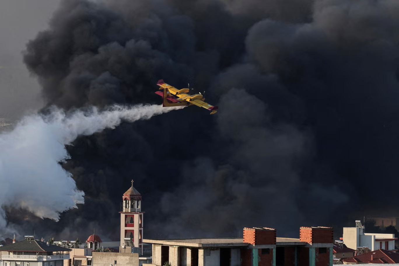 Incendio en una fábrica de Oreokastro, Grecia. - Foto Reuters