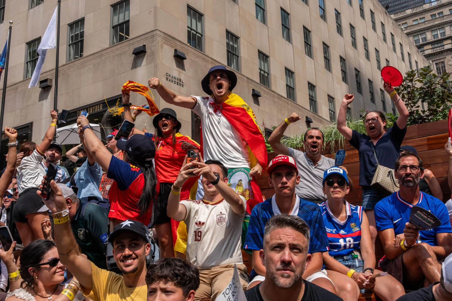 Visitantes de todo el mundo reunidos Nueva York, una de las ciudades sede del Mundial 2026. - Foto Adam Gray/AP