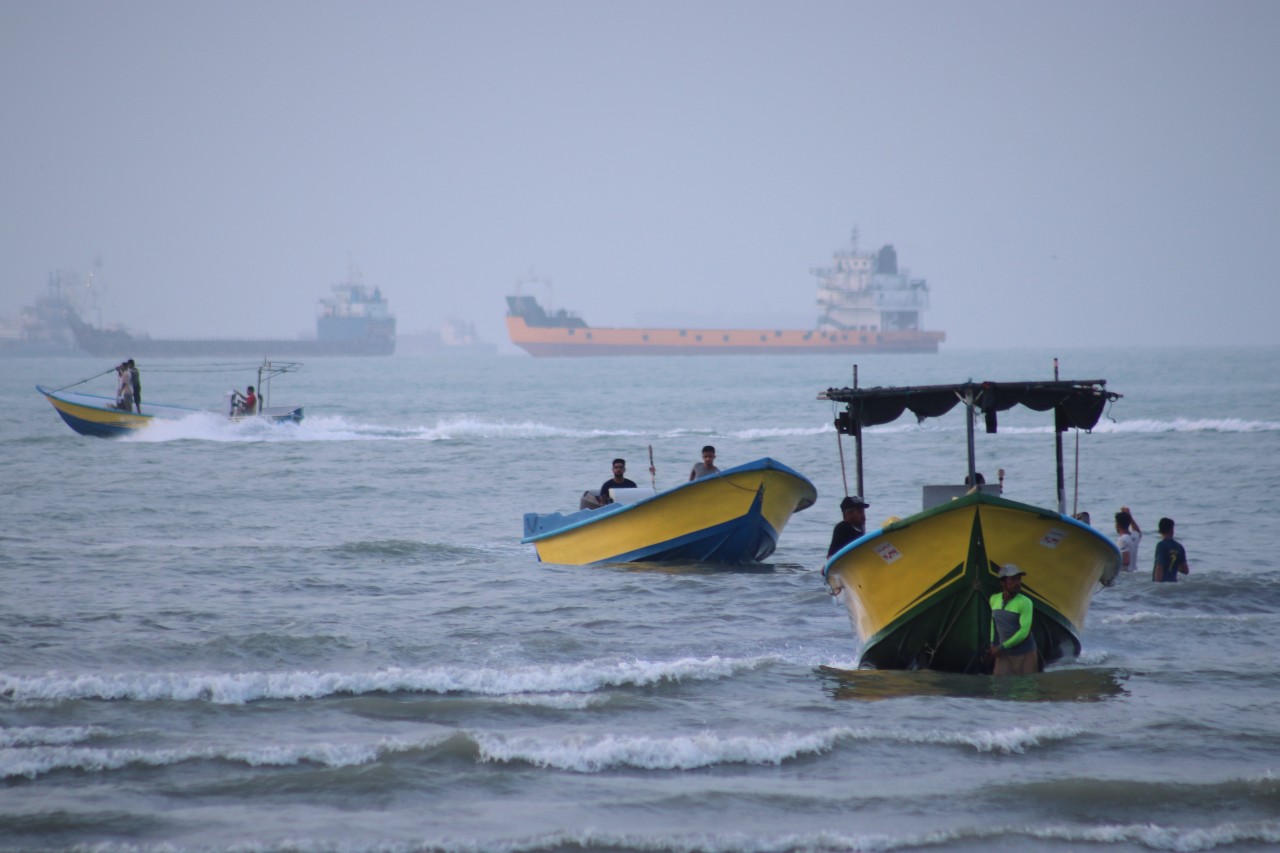 Los barcos, redes de pesca y actividades humanas también contribuyen a trasladar especies a ecosistemas diferentes. - Foto Razieh Poudat/AP