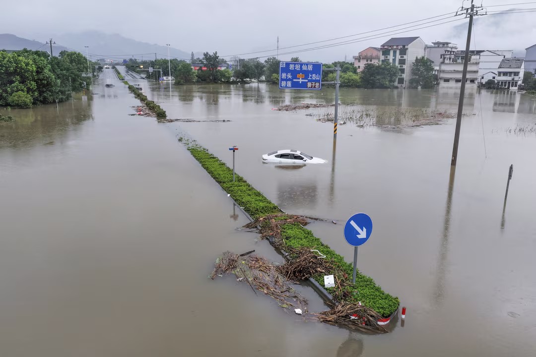 Calles inundadas durante el tifón Dolphin en China.  - Foto Reuters