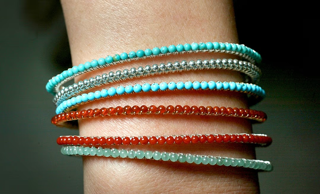 Pulseras hechas con cristales de coral rojo. - Foto AP