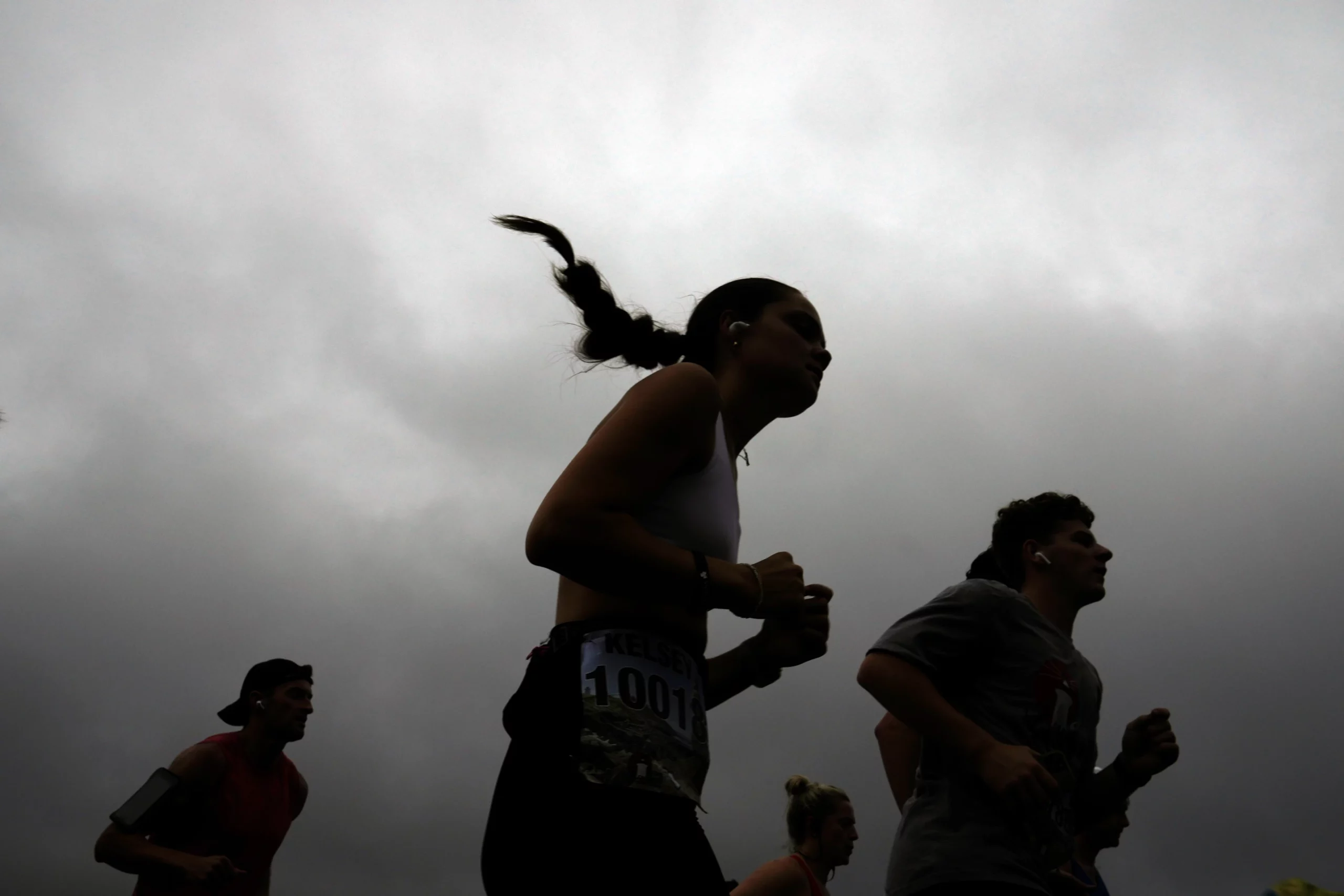 Cada vez crece más la comunidad de corredores, pero el clima se vuelve más difícil de resistir ante estas actividades. - Foto Jeff Roberson/AP