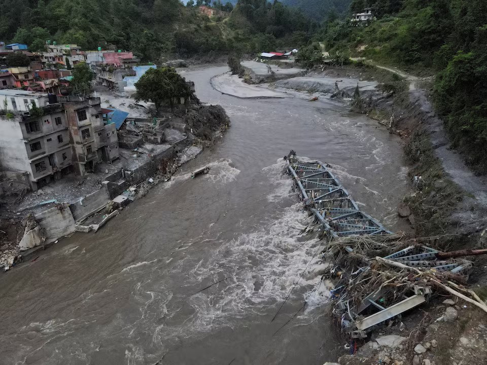 Puente destruido en el paso del río desbordado de Devighat, Nuwakot, Nepal. - Foto Francis Mascarenhas/Reuters