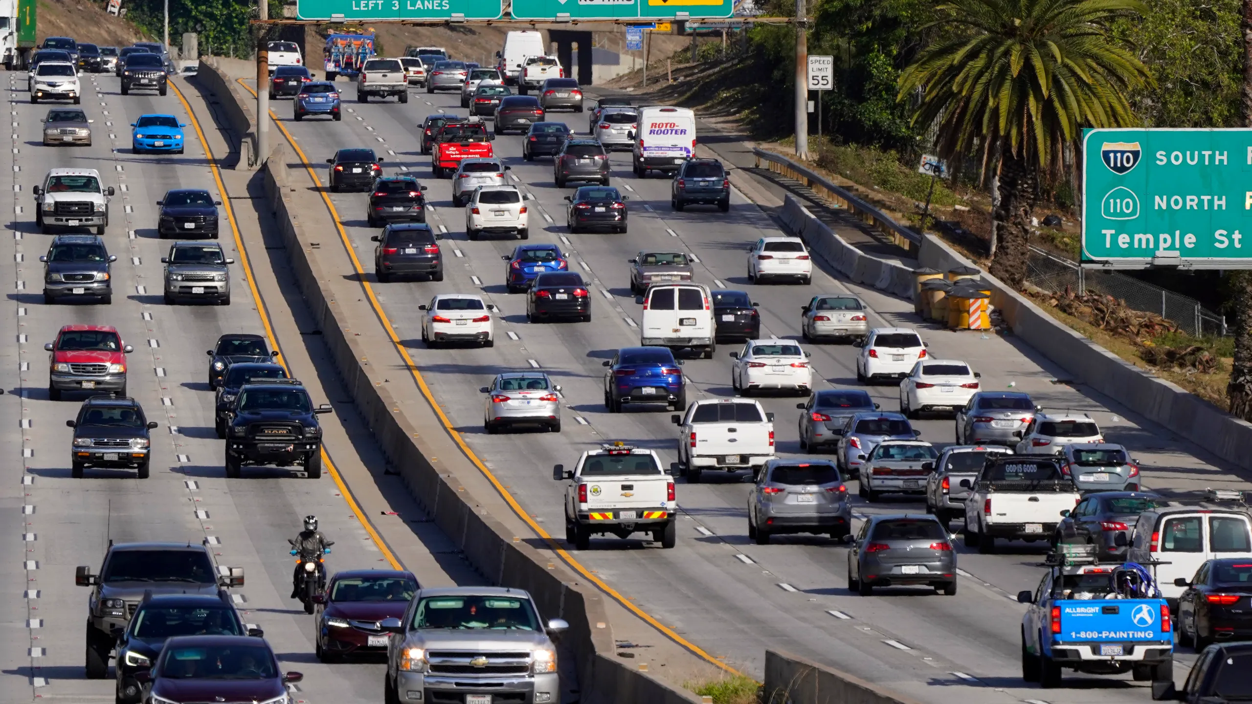 Al construir más residenciales lejanas a la ciudad, se genera otro tipo de contaminación al no tener acceso al transporte público y optar por las filas en carretera. - Foto Mark J. Terrill/AP