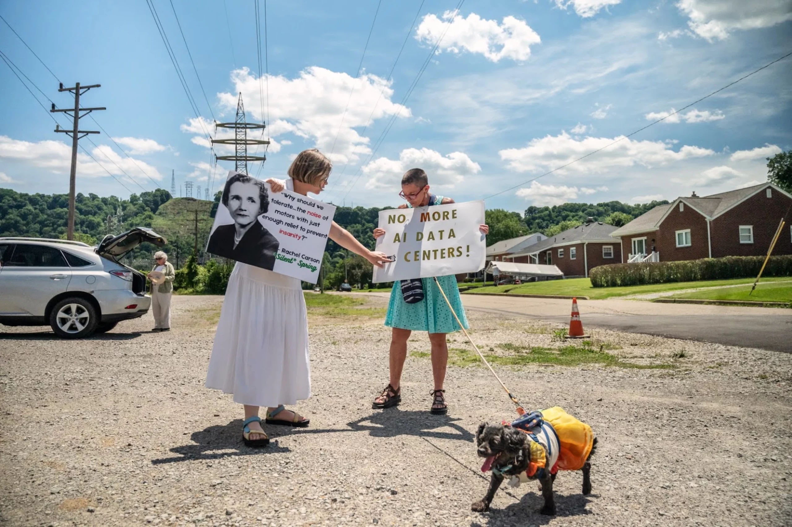Han surgido protestas por comunidades de todo el mundo que se ven afectadas directamente por la construcción de centros de datos en sus regiones. - Foto Stephanie Starsburg/AP