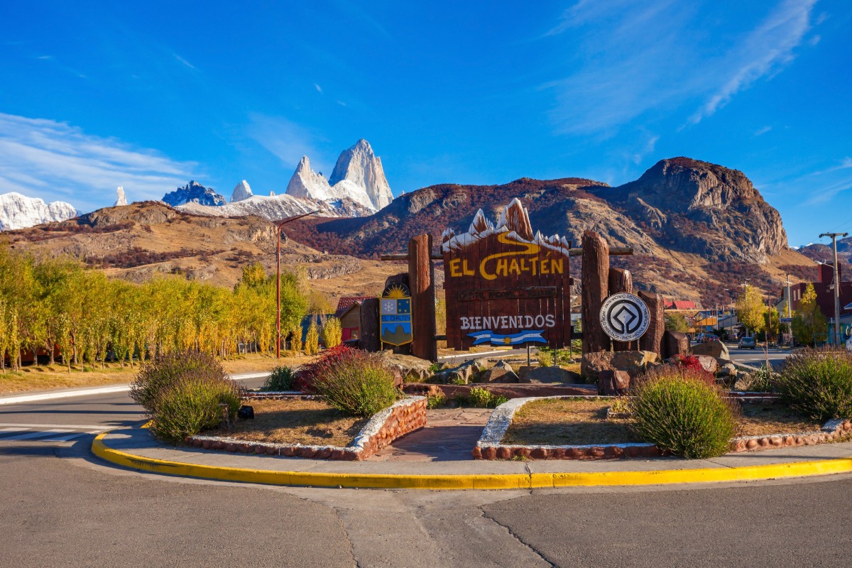 Entrada a El Chaltén y la montaña Fitz Roy en el fondo, en la Patagonia Argentina. - Foto saiko3p/Gettyimages