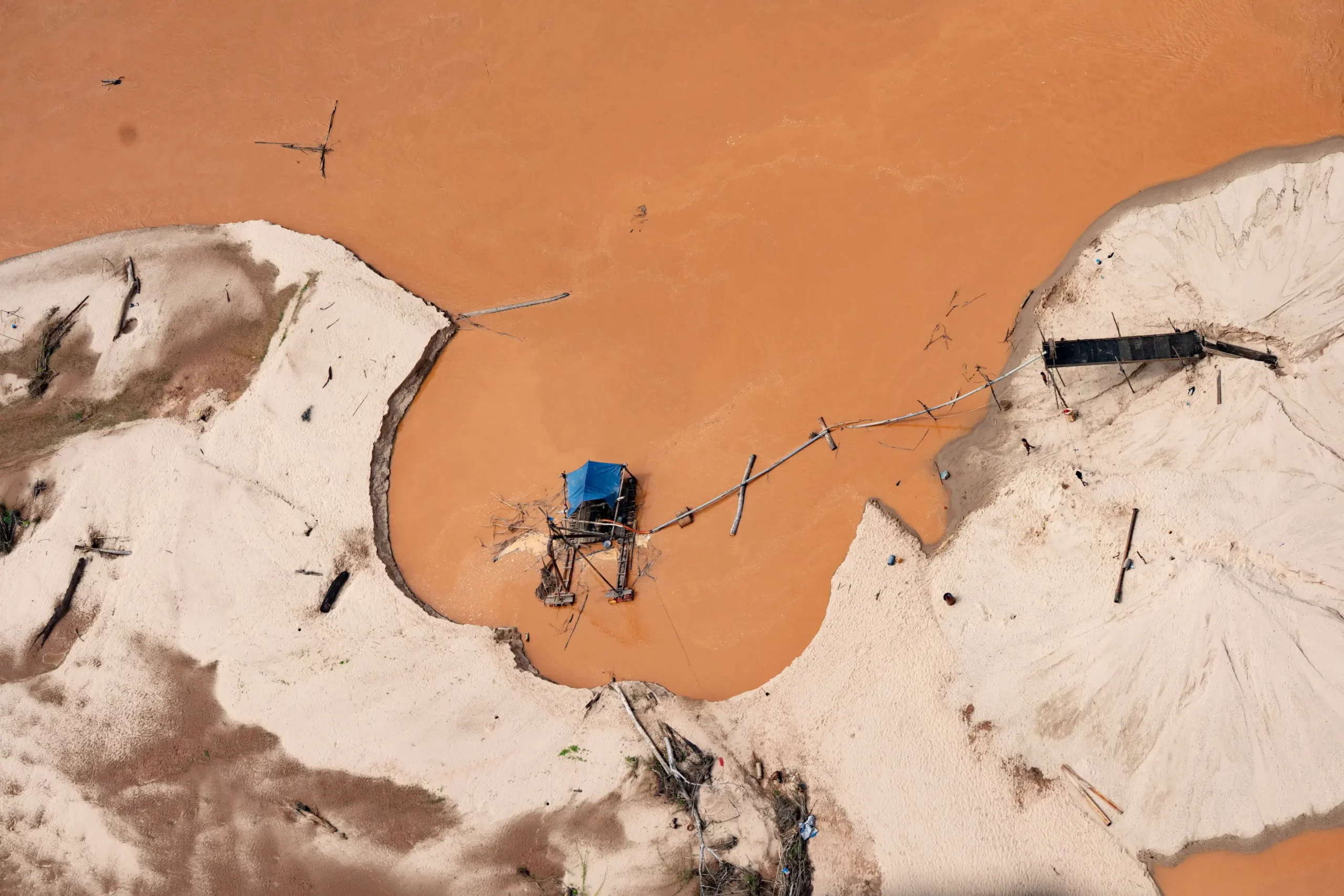 Draga utilizada para minería ilegal en la Amazonía de Perú. - Foto Guadalupe Pardo/AP