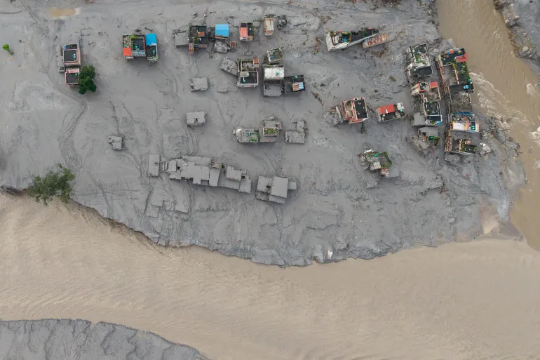 Las comunidades en Nepal quedaron devastadas tras la inundación repentina de un glaciar en Nepal - Foto AFP